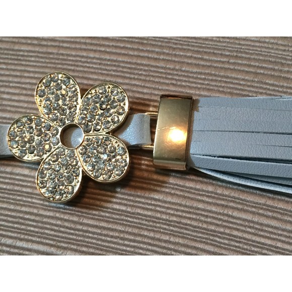 Bag Charm-Bling Flower with Faux Leather Gray Tassel - Picture 4 of 7